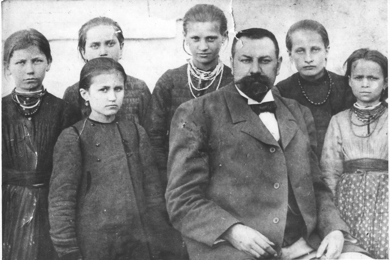 Mikhail Nikolaevitch Kotchoubey with school children (Kinoshivka)